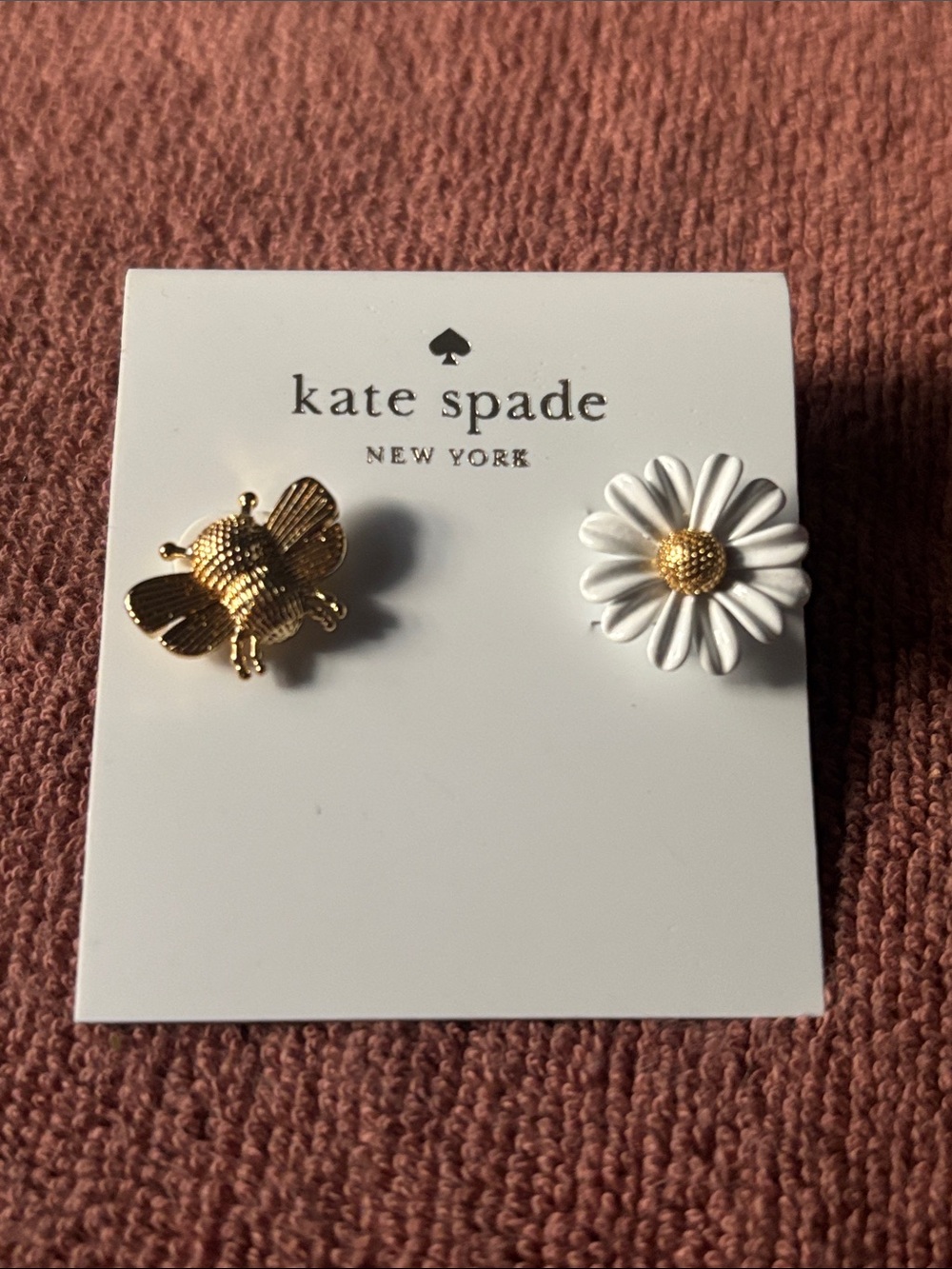 kate spade Gold Bee & White Daisy Stud Earring Set